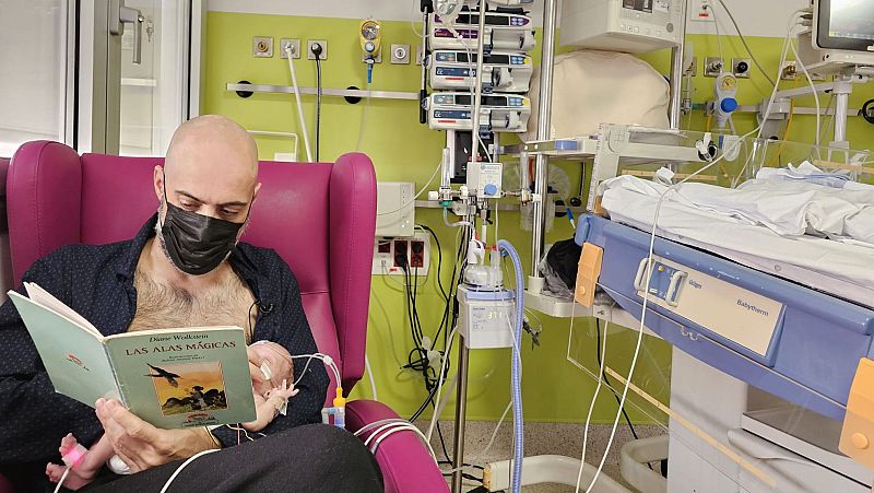 Más cerca - El enorme beneficio de leer cuentos a neonatos prematuros