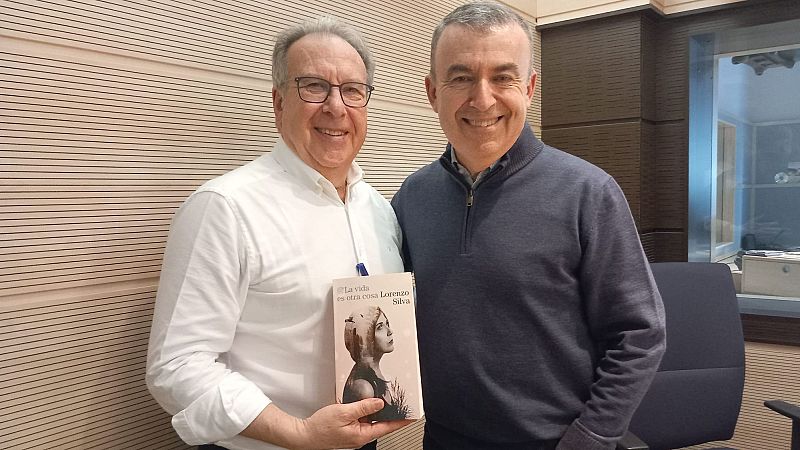 Lorenzo Silva: "Cada semana encontraba docena de historias sobre los que podía hacer un relato" - Escuchar ahora