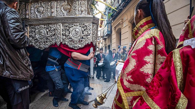 Más cerca - Costaleros invidentes en la Semana Santa de Toledo