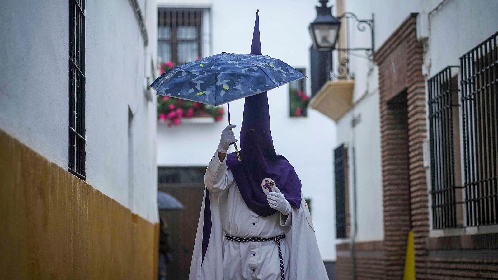 Las Mañanas de RNE - Procesiones con lluvia: ¿cómo afecta al patrimonio? - Escuchar ahora