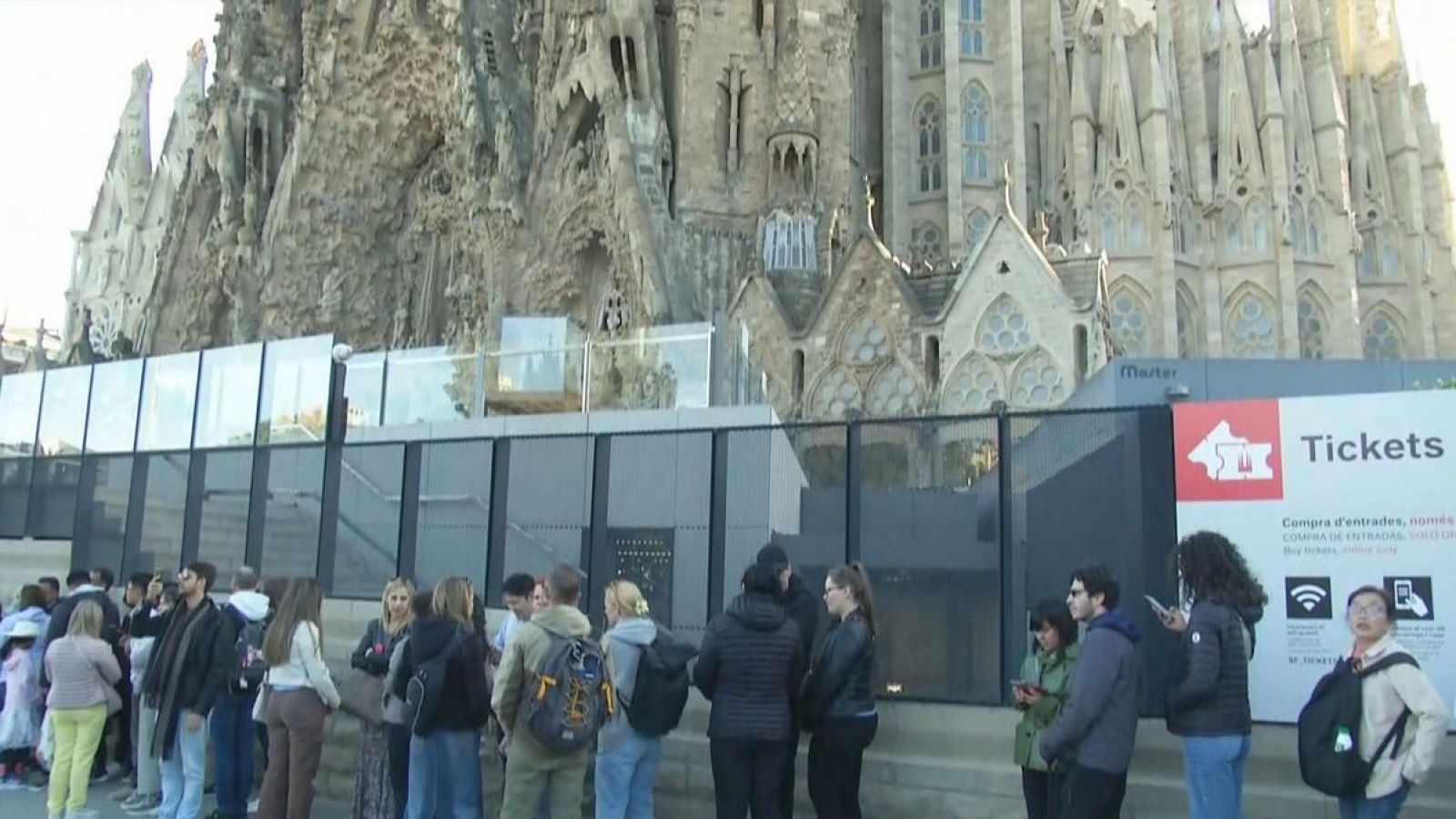 La Sagrada Família s'allunya dels veïns i el públic local | MAITE BOADA