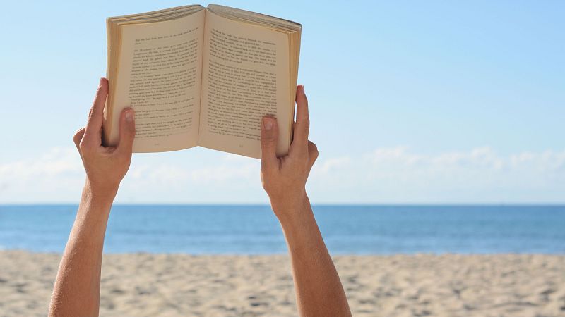 De vuelta en Radio 5 - 'Nuestro último verano en la isla' es la nueva novela de Abril Camino - 07/04/24 - escuchar ahora