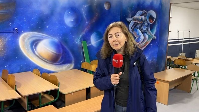 Un mural con planetas y astronautas decora el refugio de una escuela en Hostomel, Ucrania