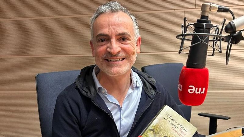 Libros de arena - Tony Gratacos y 'Todos sabrán mi nombre' - Escuchar ahora