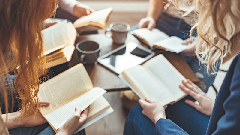 El gallo que no cesa - Veus de dona: un singular club de lectura y amistad - Escuchar ahora