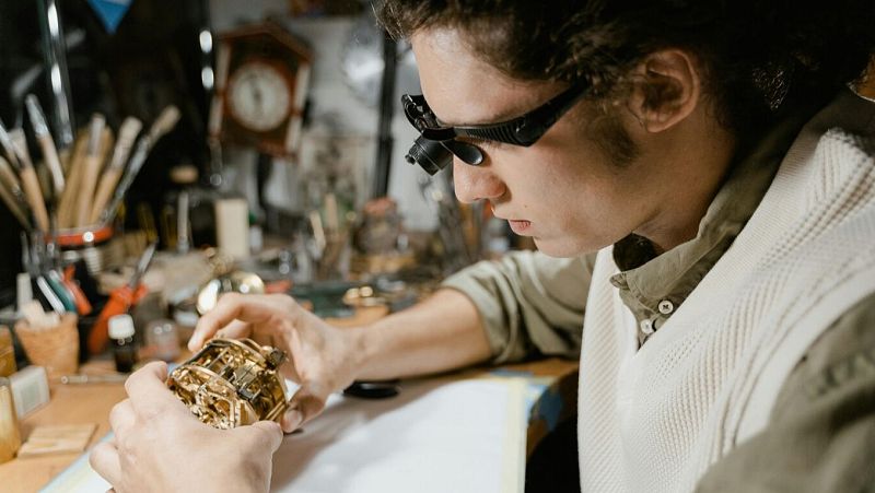 Por tres razones - El instituto de Barcelona donde estudian relojeros de todo el mundo - Escuchar ahora