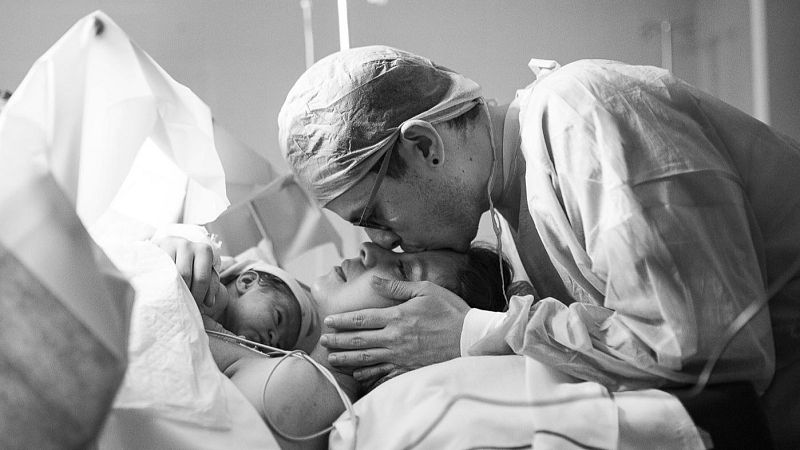 Por tres razones - Ya puedes tener una fotógrafa en tu parto - Escuchar ahora