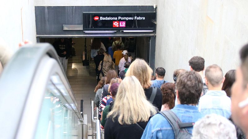 Manca de personal per informar i distribuir els usuaris a l'estació de Badalona