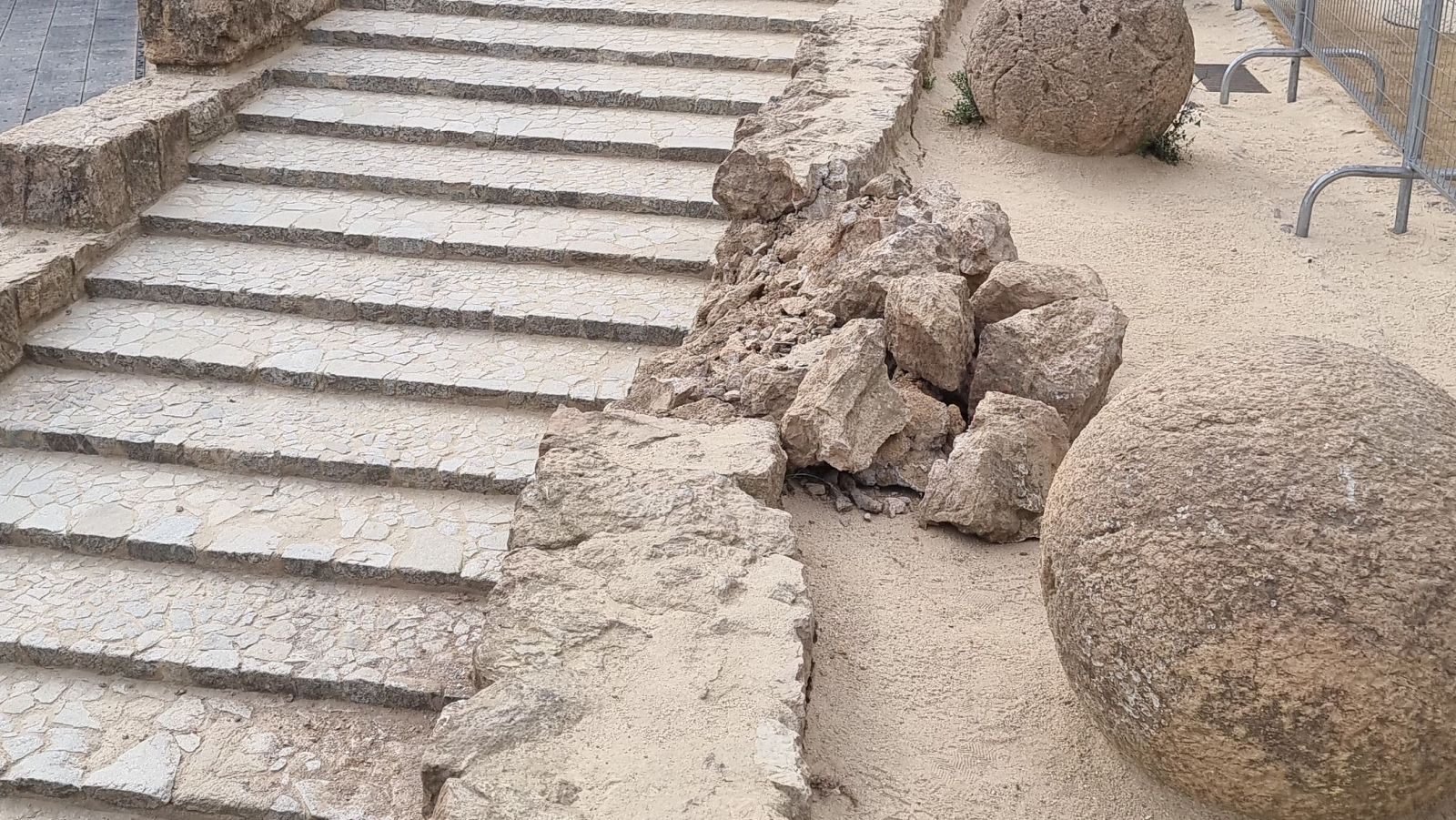 Protestes veïnals contra la desfilada de Louis Vuitton al Parc Güell | Míriam Andreu