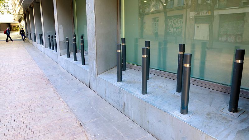 Arquitectura hostil a Barcelona: bancs individuals i replans amb punxes per evitar el descans de la gent sense llar