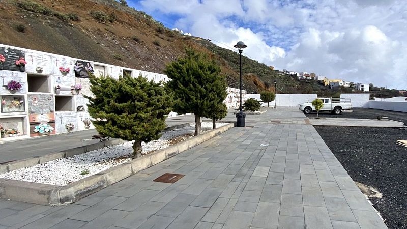 Entierran en El Hierro a otro migrante fallecido a bordo de un cayuco - Escuchar ahora