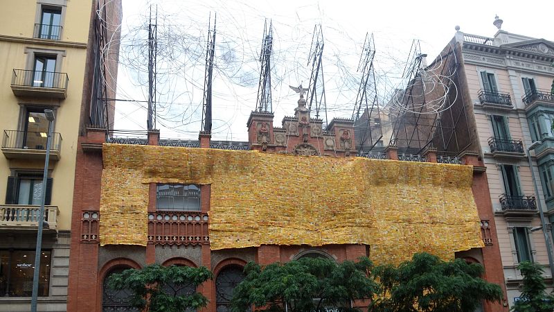 El Museu Tàpies reflexiona sobre les migracions amb una intervenció a la façana de l'artista Serge Attukwei Clottey | Escoltar