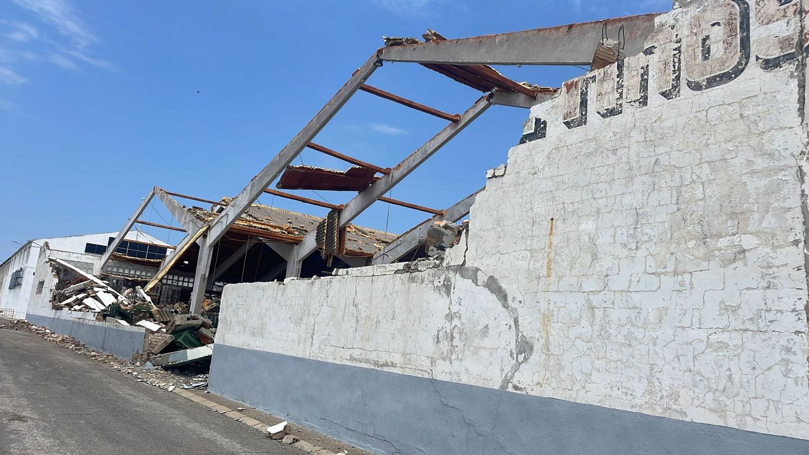 Diumenge de neteja dels desperfectes causats pels xàfecs i les ratxes de vent a Lleida | CLARA ONTAÑÓN