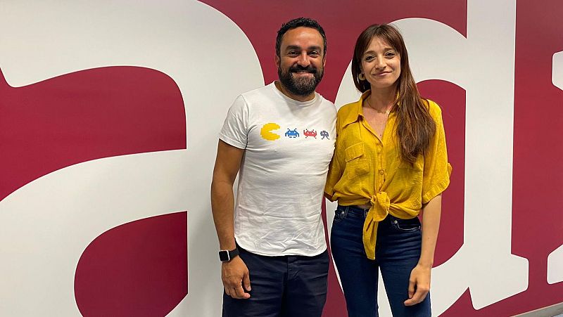 La sala - Posada Almayer: Jair Souza, Zaira Montes y José Sacristán - Escuchar ahora