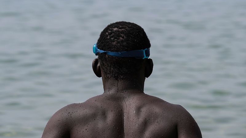 Por tres razones - Abrazar el mar tras haber llegado en patera - Escuchar ahora