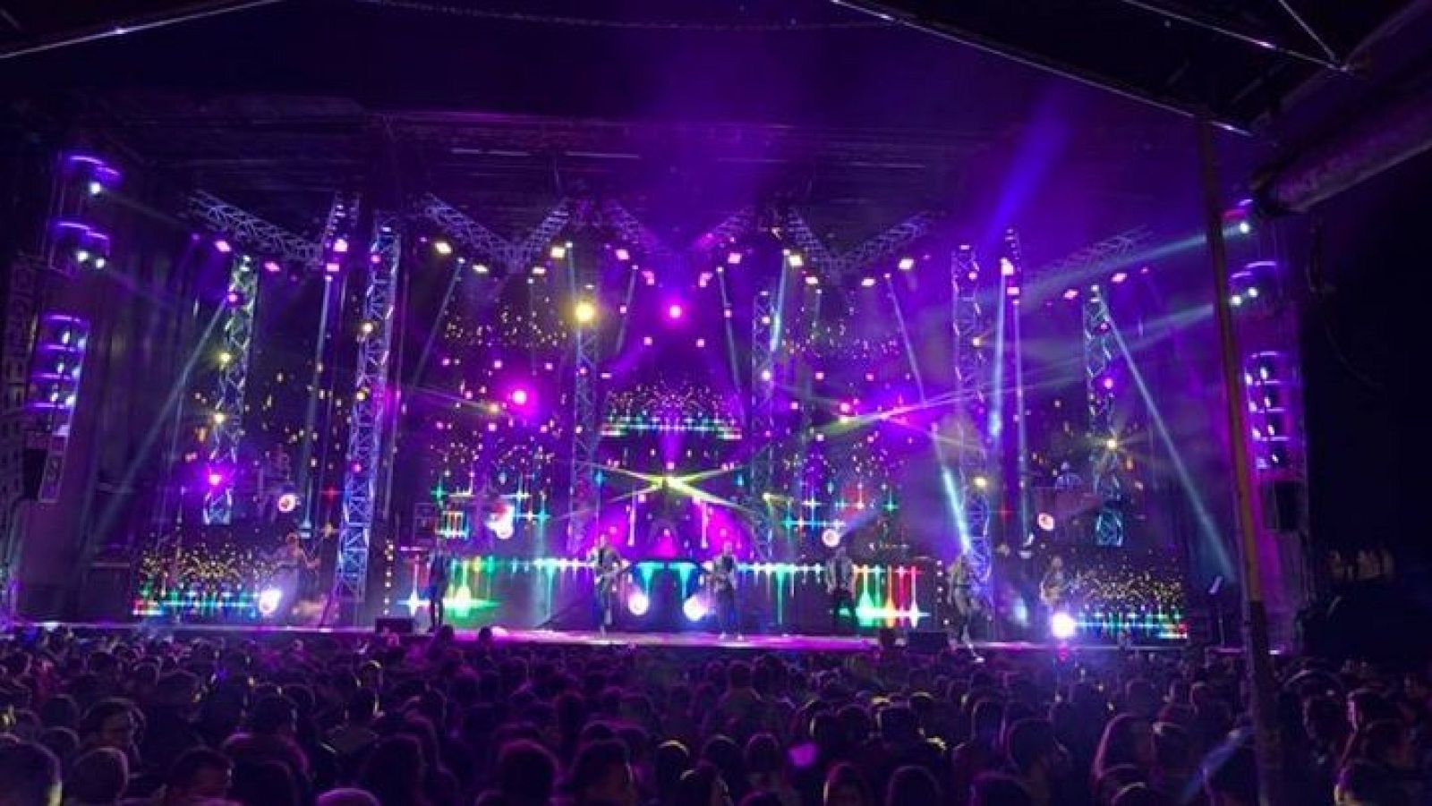 Por tres razones - Que sigan triunfando las verbenas - Escuchar ahora