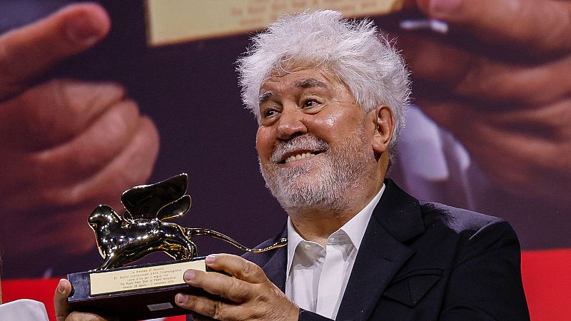 Pedro Almodóvar hace historia: 'La habitación de al lado' se lleva el León de Oro en Venecia