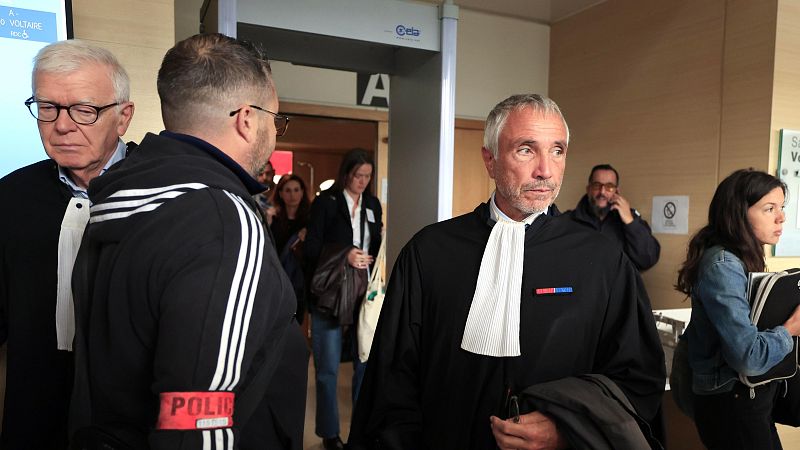 Crónica internacional - Dominique Pelicot comparece por primera vez ante el Tribunal