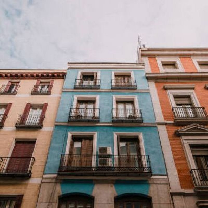 Fin de mes - Vivienda boomer: un paquete de Ducados, tres chorizos y mil pesetas