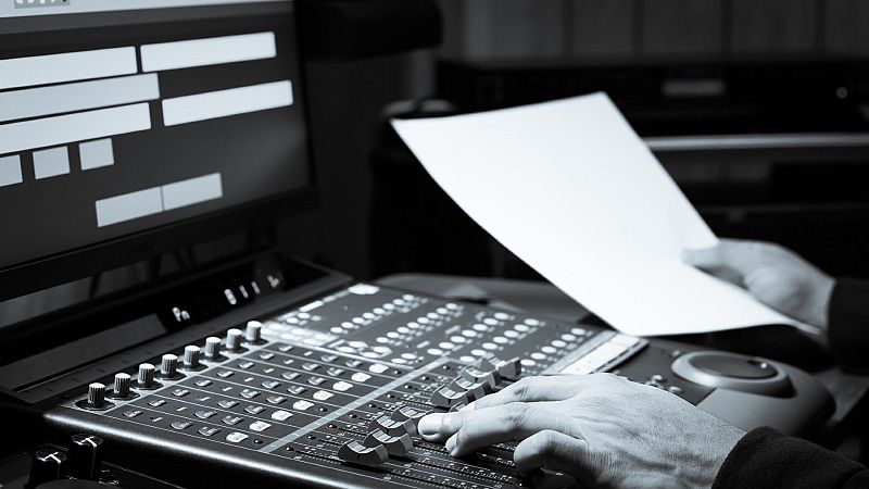 Cambio de turno - ¿Cómo trabajan los profesionales de un estudio de doblaje? - Escuchar ahora