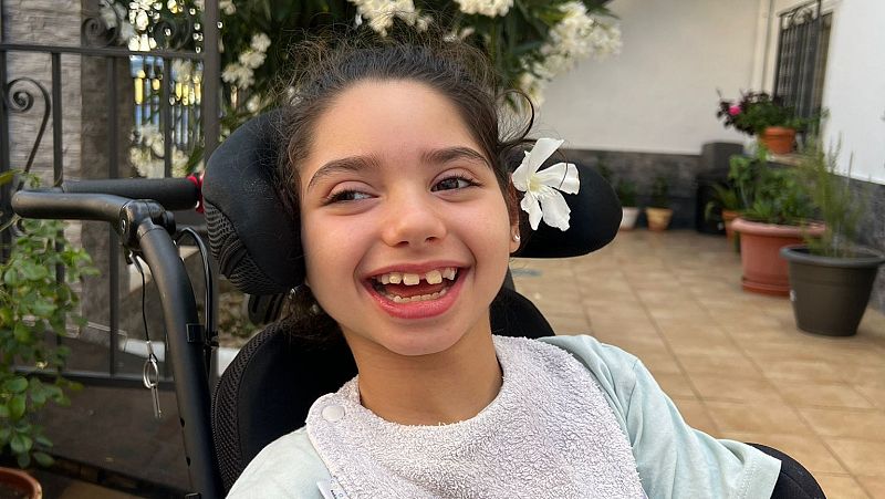 La ginecòloga va arribar tard al naixement de la Chloe i la nena pateix una discapacitat del 100% - De nit | Escoltar