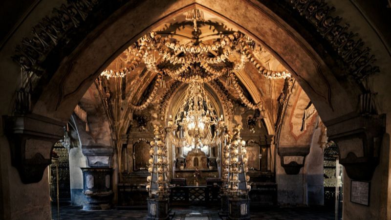 Los osarios más fascinantes del mundo - 10.000 lugares para viajar con Ángela Gonzalo | Escuchar