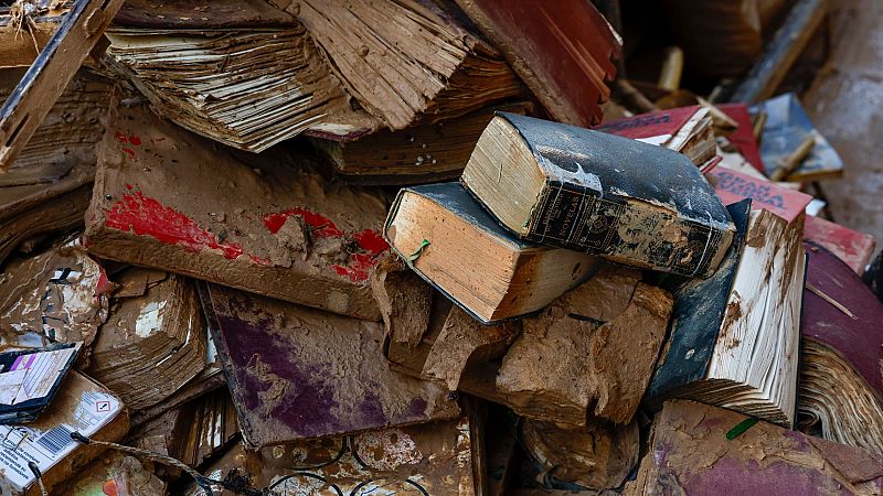Especial DANA - La fregona de Cris en acción: sacando barro de un colegio y un gimnasio