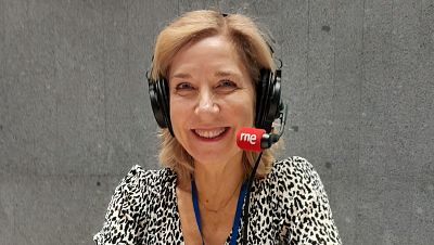 Isabell Valldecabres presenta la moneda conmemorativa del aniversario de la radio en Espaa