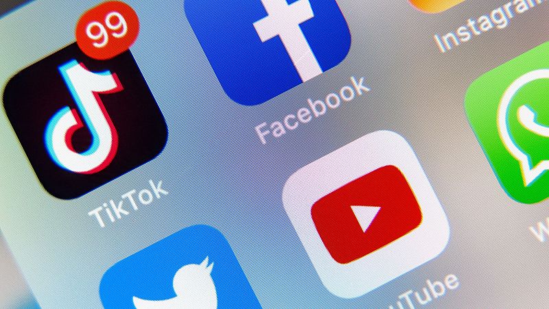 Más cerca - Las redes sociales y la salud mental de niños y adolescentes