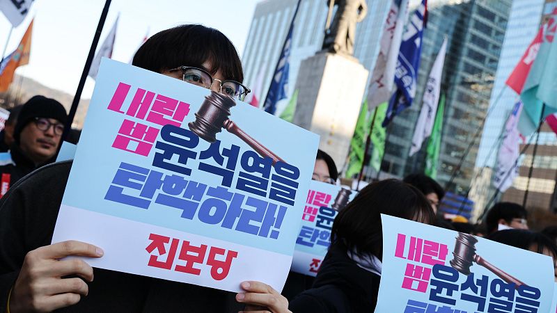 Cinco continentes - La oposición propone una moción de censura en Corea contra Yoon Suk Yeol