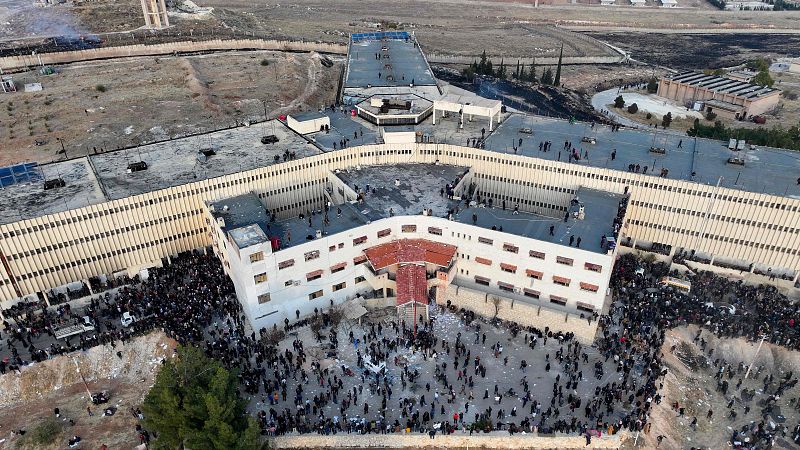 Cónica Internacional - Los cascos blancos no hallan celdas ocultas en la prisión siria de Sednaya