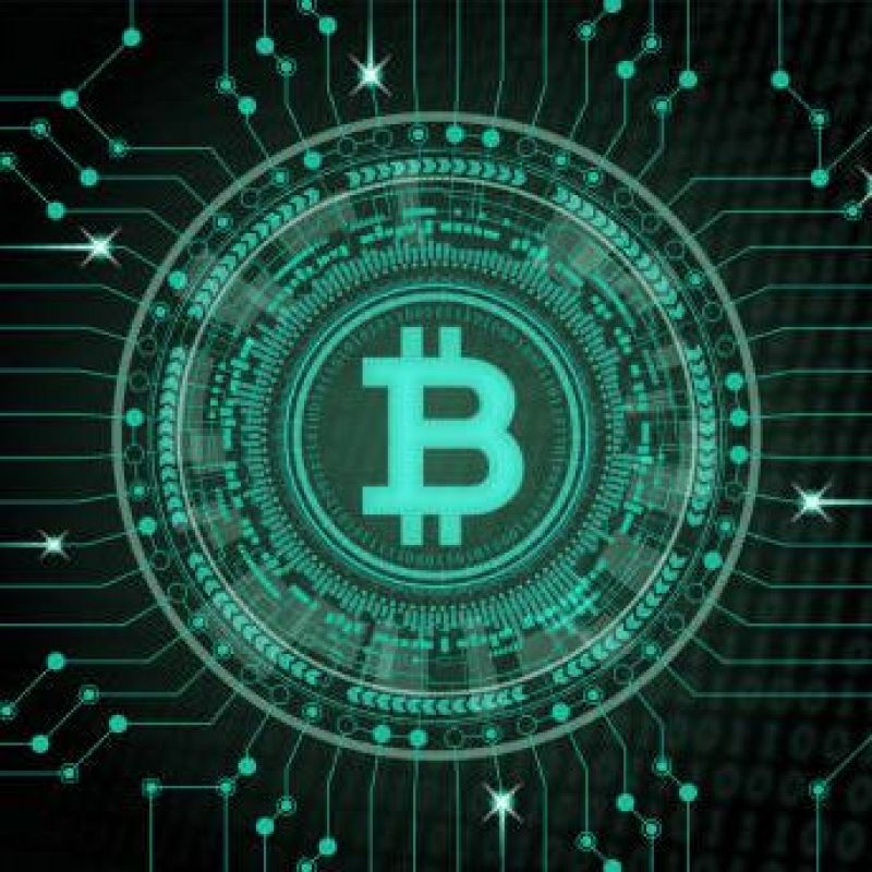 Representación artística del símbolo de Bitcoin en verde agua sobre fondo negro con diseño de circuitos. Disponible en AI10 EPS.