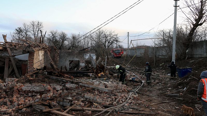 Cinco continentes - Ucrania, un duro invierno sin calefacción tras el ataque a las infraestructuras energéticas - Escuchar ahora