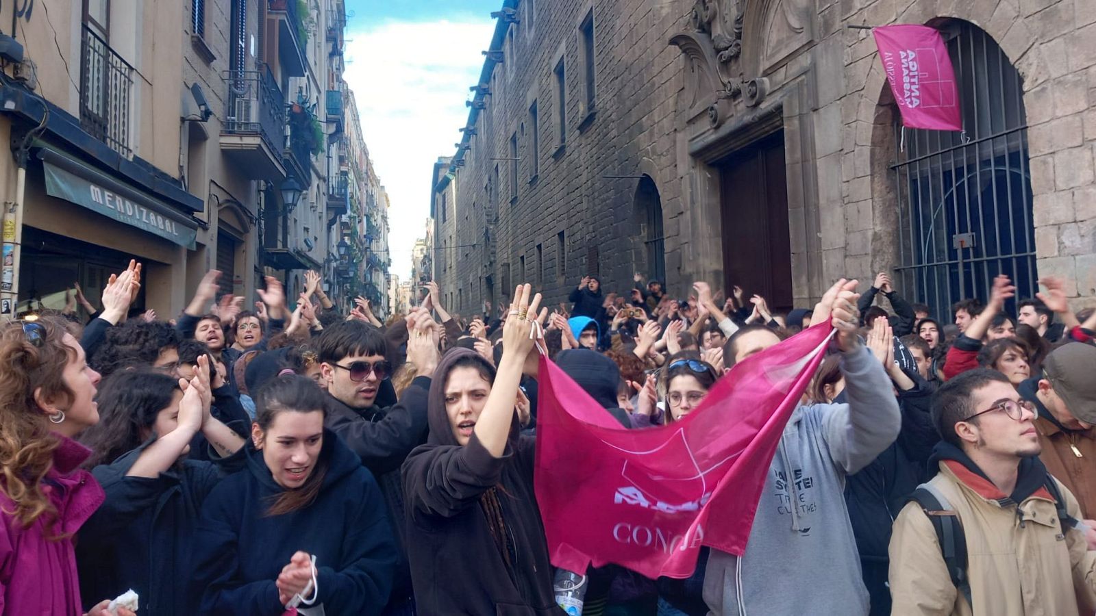 Tensió en el dessallotjament de l'Antiga Escola Massana de Barcelona | Marga Esparza