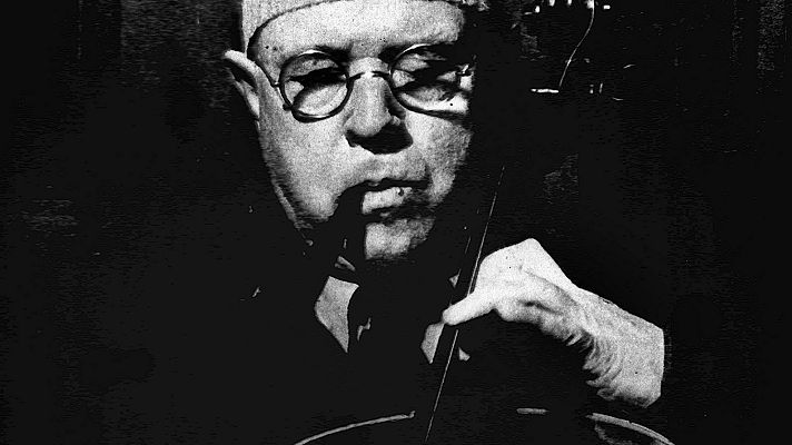 Hombre con gafas tocando un violonchelo en una foto en blanco y negro de baja iluminación.  Acompaña a un programa de radio titulado \"Querido maestro...\"