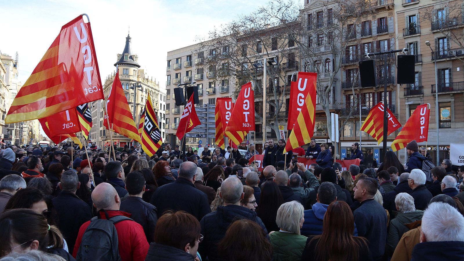 Els sindicats treuen al carrer centenars de persones pels drets socials | JUANFRA ÁLVAREZ