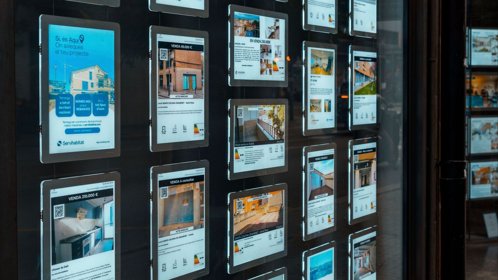 Las Mañanas de RNE - El 40% de los españoles teme no poder pagar el alquiler o la hipoteca en los próximos 12 meses - Escuchar Ahora