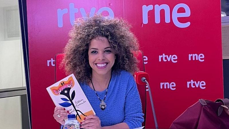 Ebbaba Hameida nos presenta su libro 'Flores de Papel' - Escuchar ahora