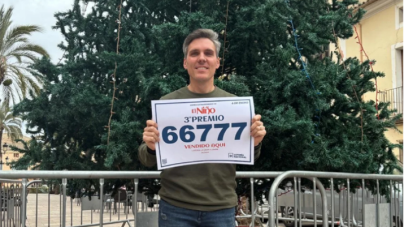 Reapertura del Bonaire: El lotero Pedro Cámara nos cuenta cómo la suerte llegó a Aldaia dos meses después de la dana -  Escuchar ahora