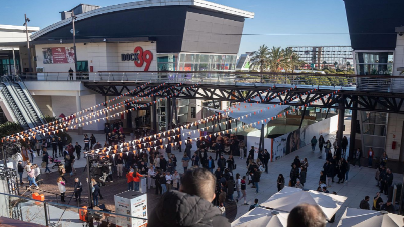 El 70% de los locales del centro comercial Bonaire en Aldaia reabren tras la dana del 29 de octubre, pero la huella del barro permanece -  Escuchar ahora