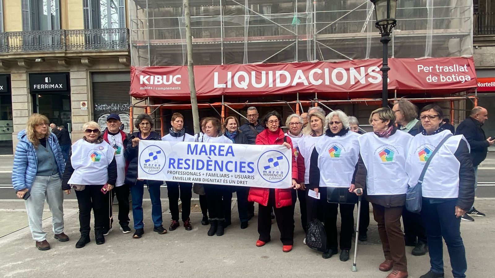 Sindicats i familiars dels usuaris de la residència Tàber es concentren contra el tancament del centre | Lola Santiago