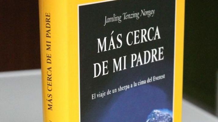 Portada de libro con título \"MÁS CERCA DE MI PADRE\" y subtítulo \"El viaje de un sherpa a la cima del Everest\". Fondo negro, borde amarillo, letras blancas.
