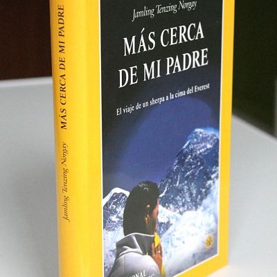 Portada de libro con título \"MÁS CERCA DE MI PADRE\" y subtítulo \"El viaje de un sherpa a la cima del Everest\". Fondo negro, borde amarillo, letras blancas.