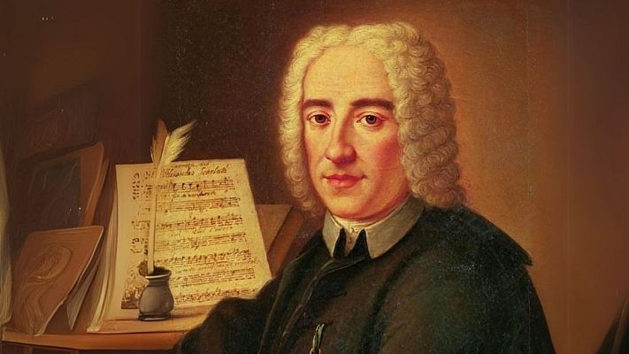 Retrato de un hombre de mediana edad con cabello blanco y largo, vistiendo una sotana oscura y cuello blanco; delante suyo, partituras, tintero y pluma sobre una mesa.