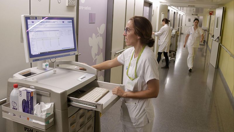 Els tècnics i auxiliars a l'espera de Salut per si continuen amb la vaga | Anna Bañeres