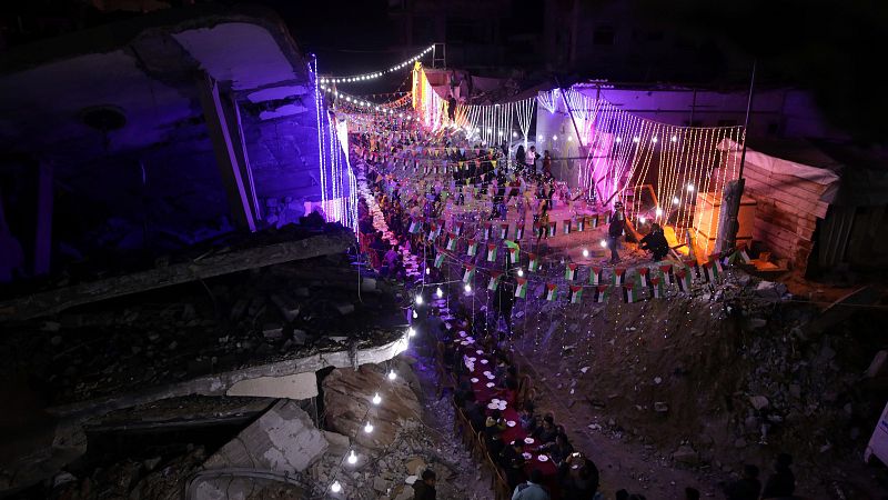Gaza da la bienvenida al Ramadán entre escombros y con la negociación para la segunda fase de la tregua en vilo - Escuchar ahora