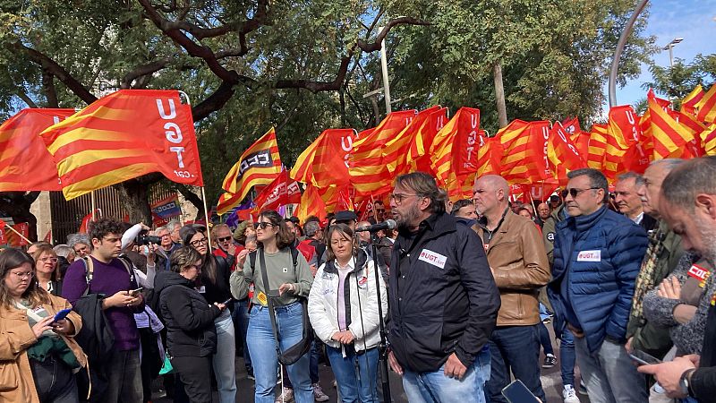 Mobilització a Barcelona de CCOO i UGT per reivindicar la reducció de la jornada laboral
