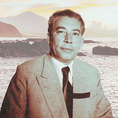 Retrato de Pedro García Cabrera con traje claro y corbata oscura, ante un paisaje costero.  Imagen relacionada con un programa de radio que presenta sus poemas.