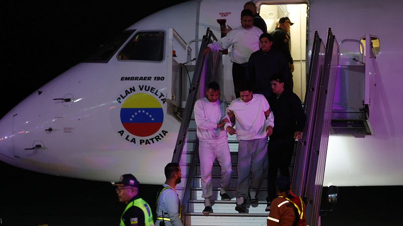 Hora América - Venezuela recibe primeros migrantes deportados de Guantánamo - 24/02/25 - escuchar ahora
