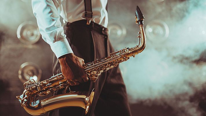 Saxofonista con camisa blanca y tirantes, sosteniendo un saxofón dorado en un ambiente de club de jazz. Ilustración para un programa de radio sobre música jazz.